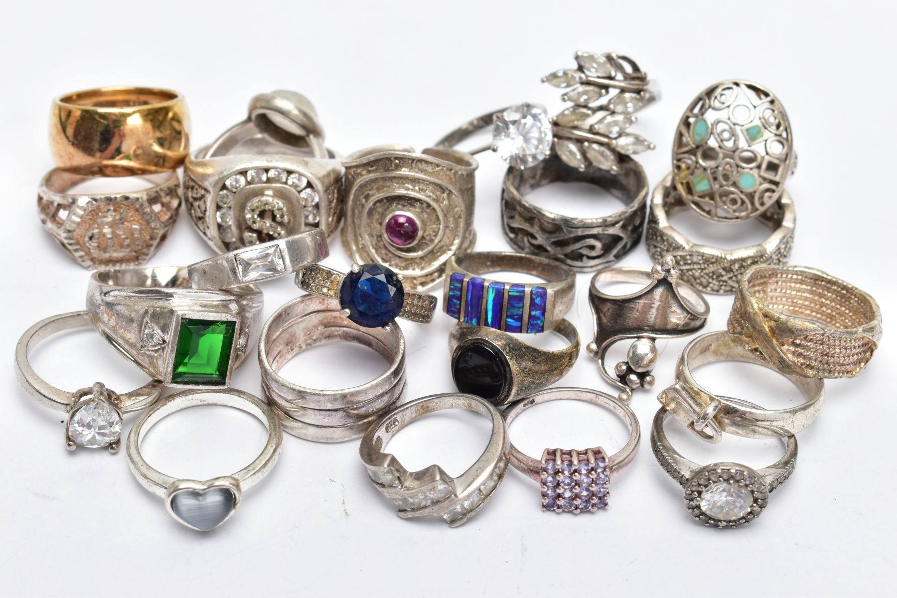 AN ASSORTEMENT OF WHITE METAL RINGS, to include a large silver signet ring set with colourless