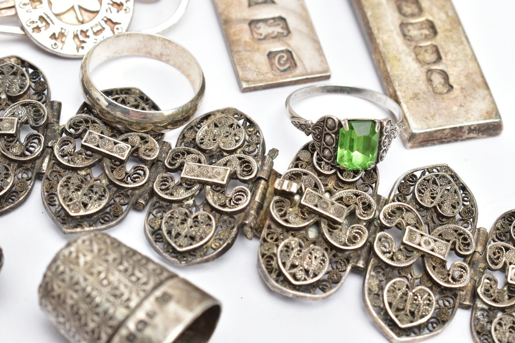 AN ASSORTMENT OF SILVER AND WHITE METAL JEWELLERY, to include a silver ingot pendant, hallmarked - Image 2 of 4