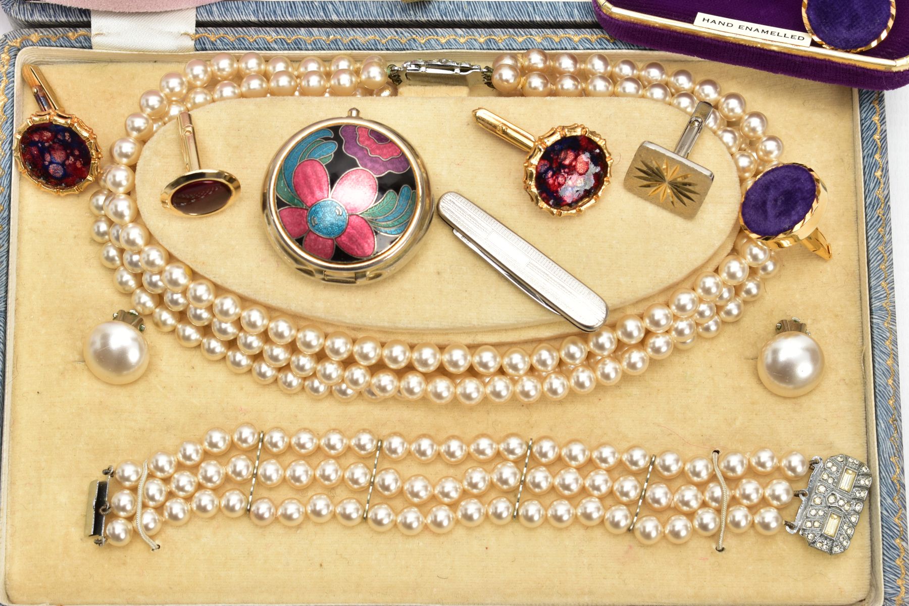 A SELECTION OF ASSORTED JEWELLERY, to include a silver 'Ola M Gorie' crescent and bent rod - Image 2 of 7