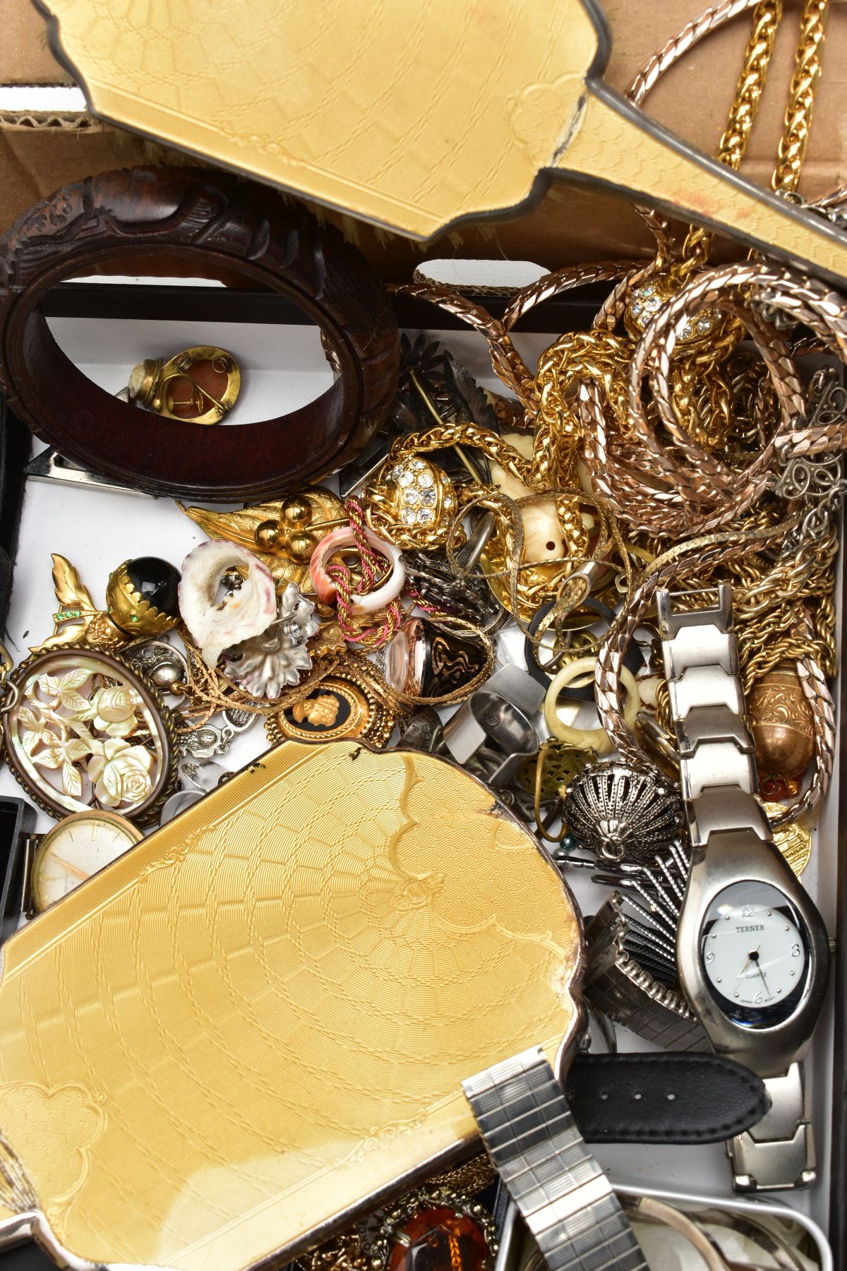 AN ASSORTMENT OF JEWELLERY AND OTHER ITEMS, to include a selection of white metal brooches, a banded - Image 8 of 9