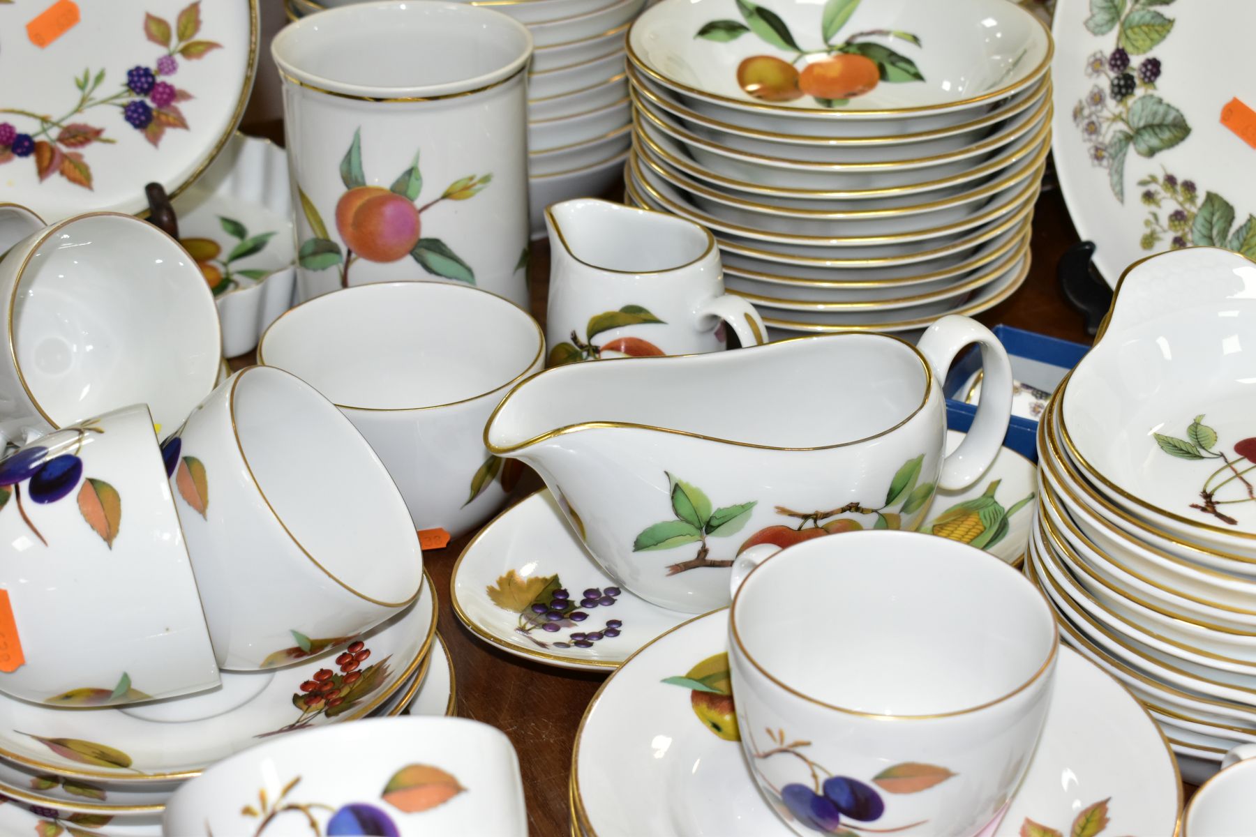 AN EIGHTY SIX PIECE ROYAL WORCESTER EVESHAM DINNER SERVICE ETC, comprising a boxed cake plate, a - Image 8 of 11
