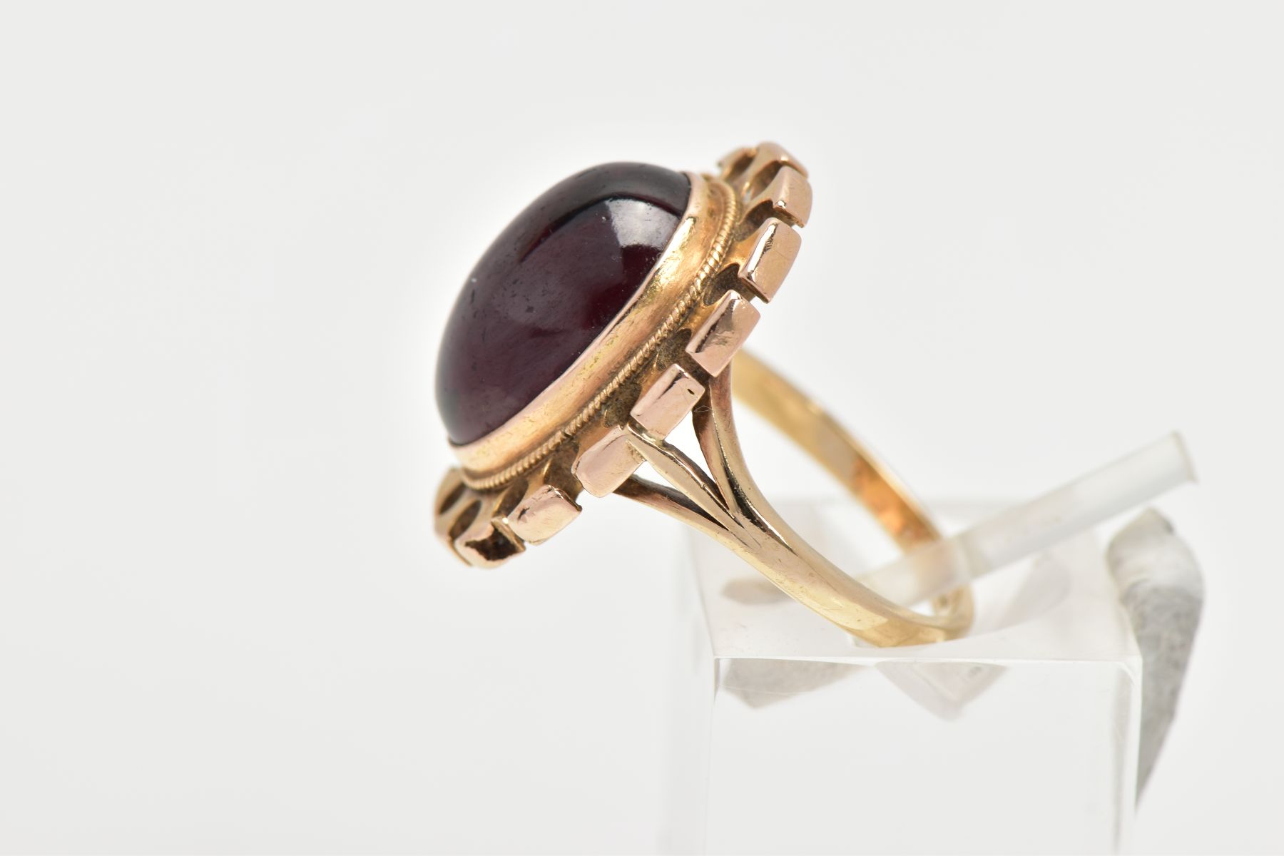 A YELLOW METAL GARNET RING, of an oval form set with an oval garnet cabochon, bezel set with a - Image 2 of 4