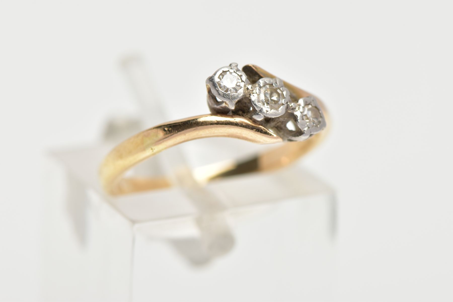 A THREE STONE DIAMOND RING, three round brilliant cut diamonds in a white metal setting, with a - Image 4 of 4