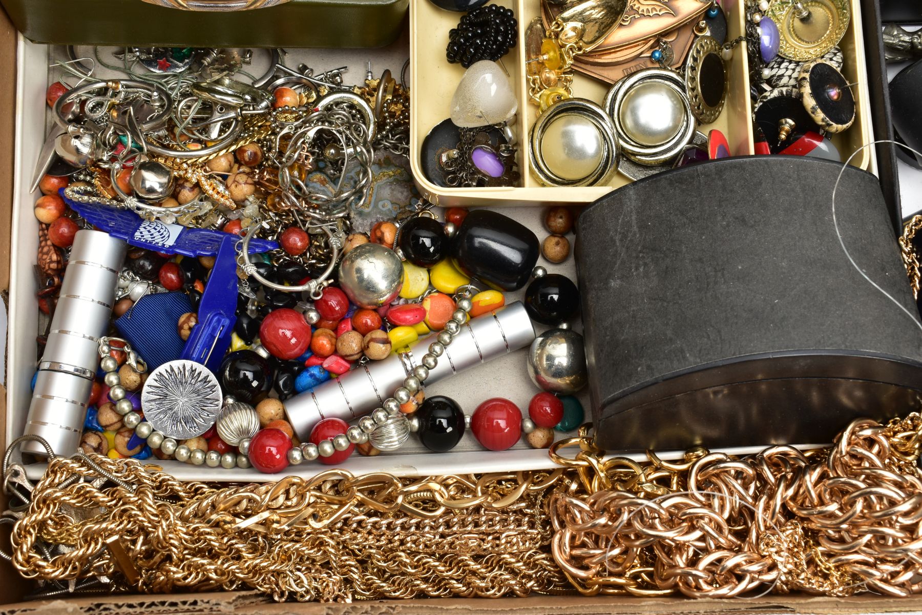 AN ASSORTMENT OF JEWELLERY AND OTHER ITEMS, to include a selection of white metal brooches, a banded - Image 9 of 9