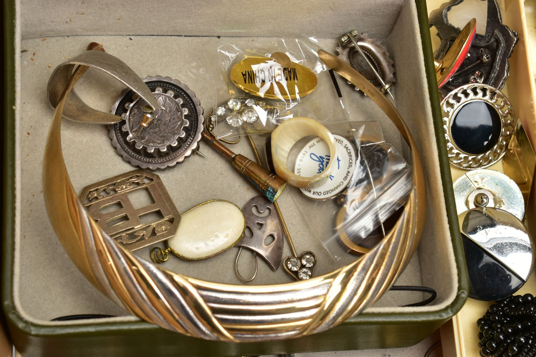 AN ASSORTMENT OF JEWELLERY AND OTHER ITEMS, to include a selection of white metal brooches, a banded - Image 6 of 9