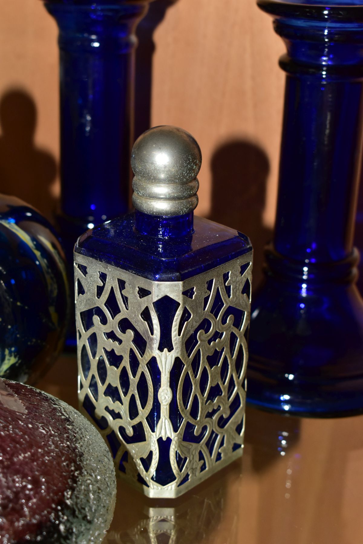 A COLLECTION OF MODERN GLASSWARE, ETC, primarily decorative scent bottles, including a Mdina - Image 3 of 14