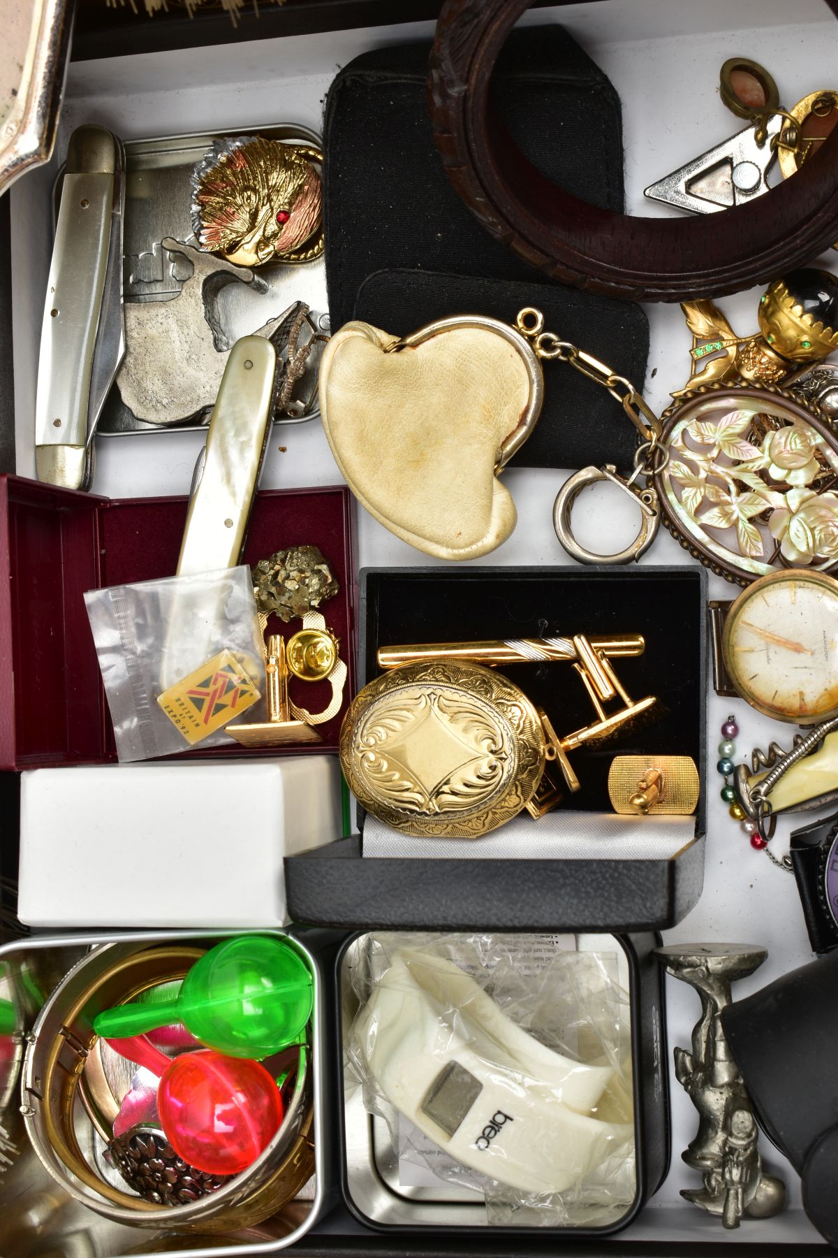AN ASSORTMENT OF JEWELLERY AND OTHER ITEMS, to include a selection of white metal brooches, a banded - Image 4 of 9