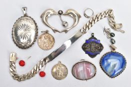 AN ASSORTMENT OF SILVER AND WHITE METAL JEWELLERY, to include a silver oval locket engraved with
