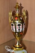 A ROYAL CROWN DERBY IMARI 1128 SOLID GOLD BAND TWIN HANDLED VASE AND FIXED COVER, short pedestal and