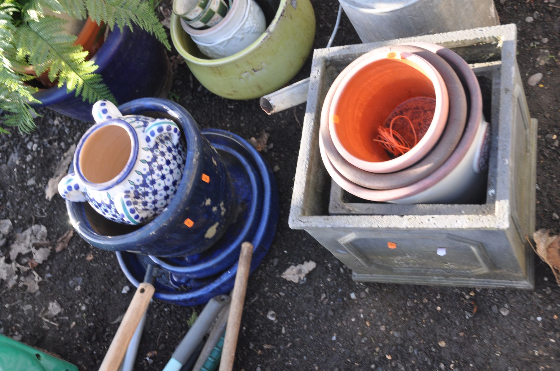 A VINTAGE GALVANISED WATERING CAN and seventeen plant pots including two square composite pots - Image 3 of 4