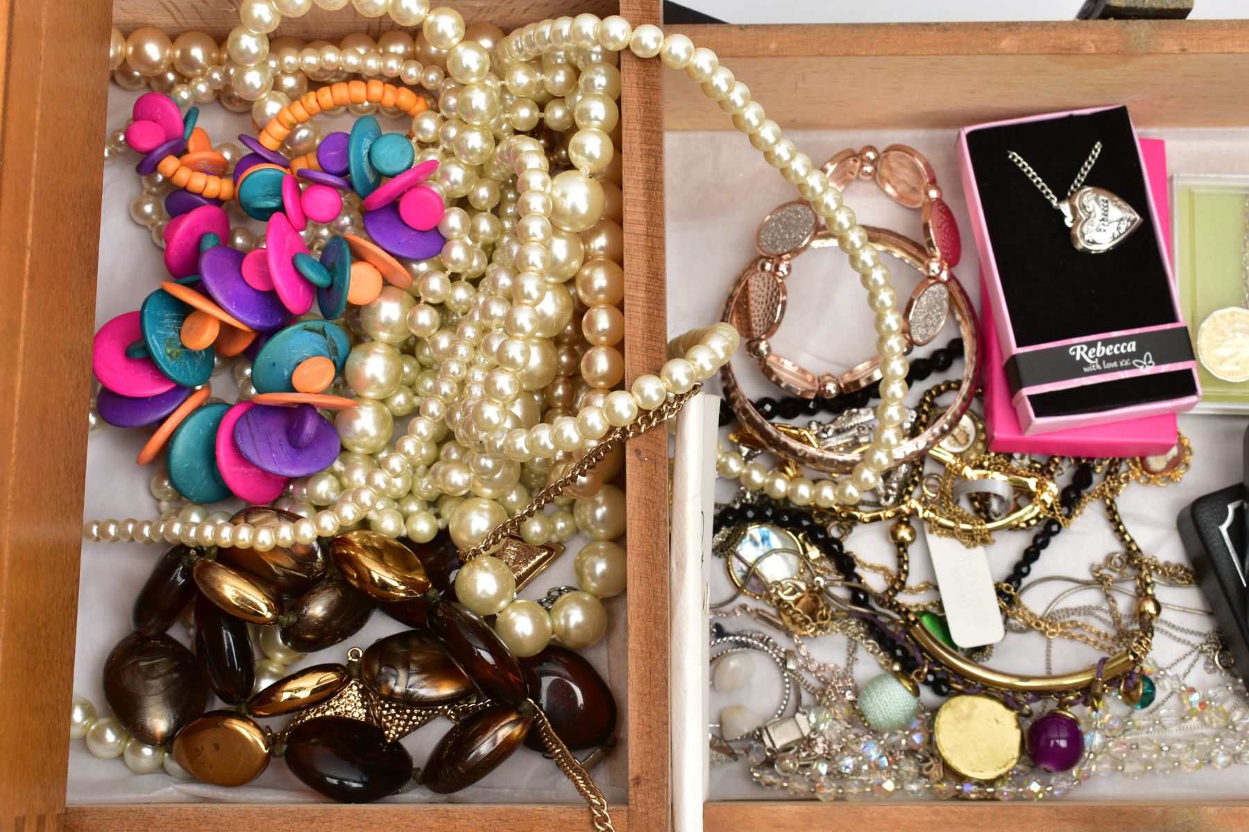 A SELECTION OF COSTUME JEWELLERY AND STORAGE CASE, a wooden extending storage case consisting of - Image 5 of 7