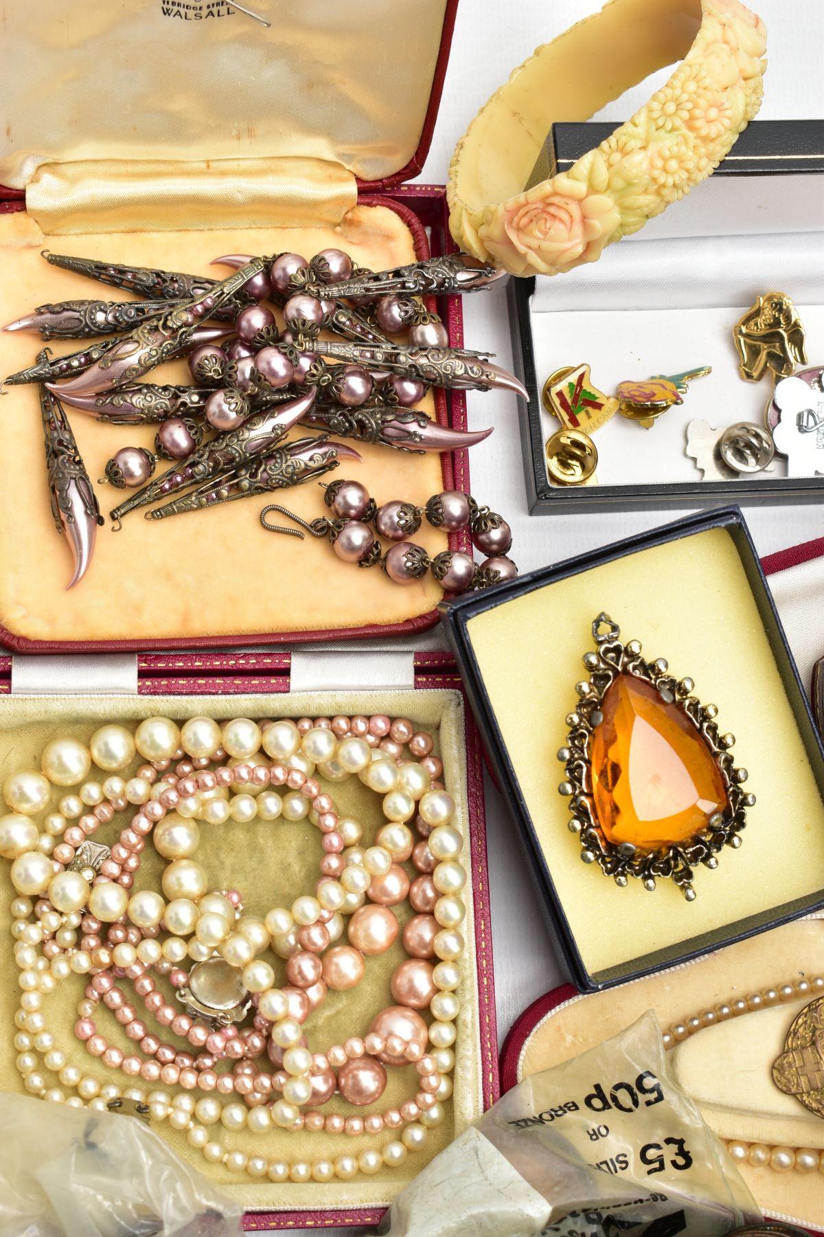 A BOX OF ASSORTED SILVER AND COSTUME JEWELLERY, to include a hinged silver bangle with floral - Image 5 of 7