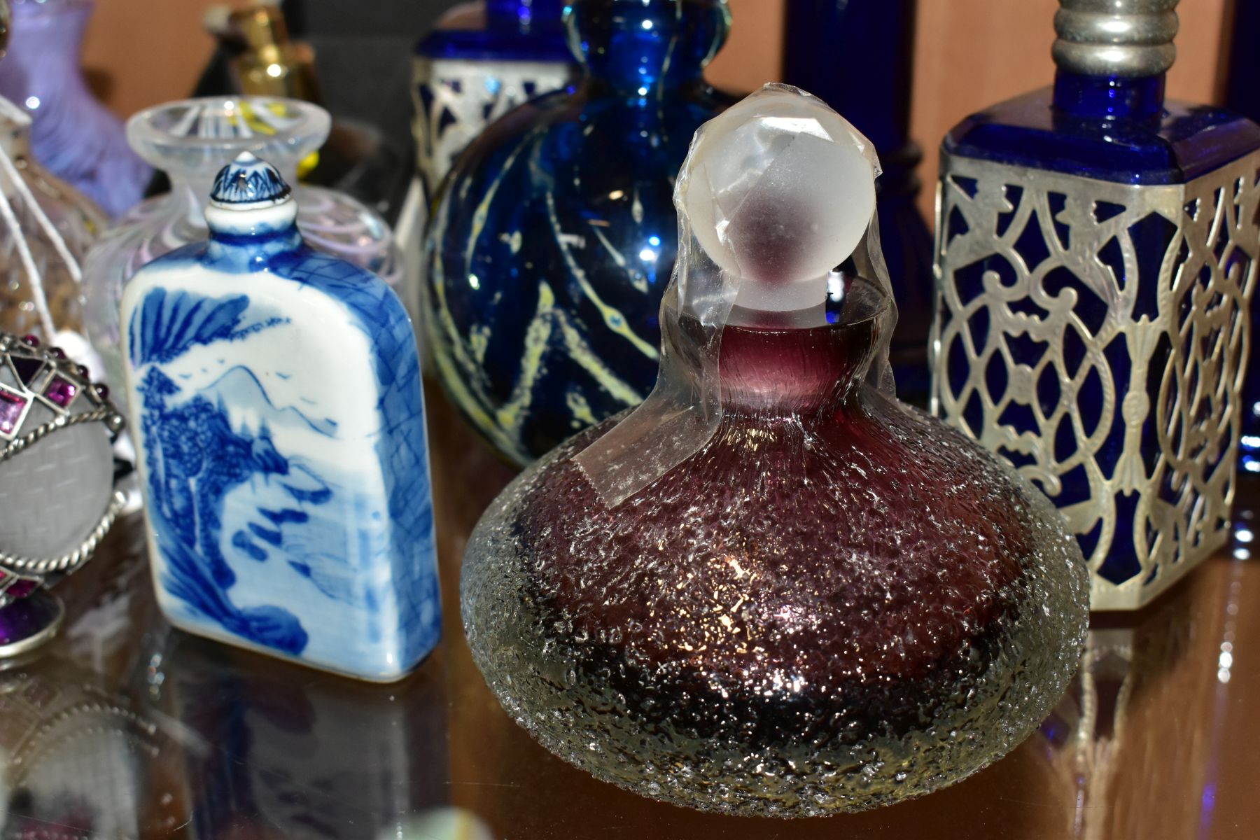 A COLLECTION OF MODERN GLASSWARE, ETC, primarily decorative scent bottles, including a Mdina - Image 2 of 14