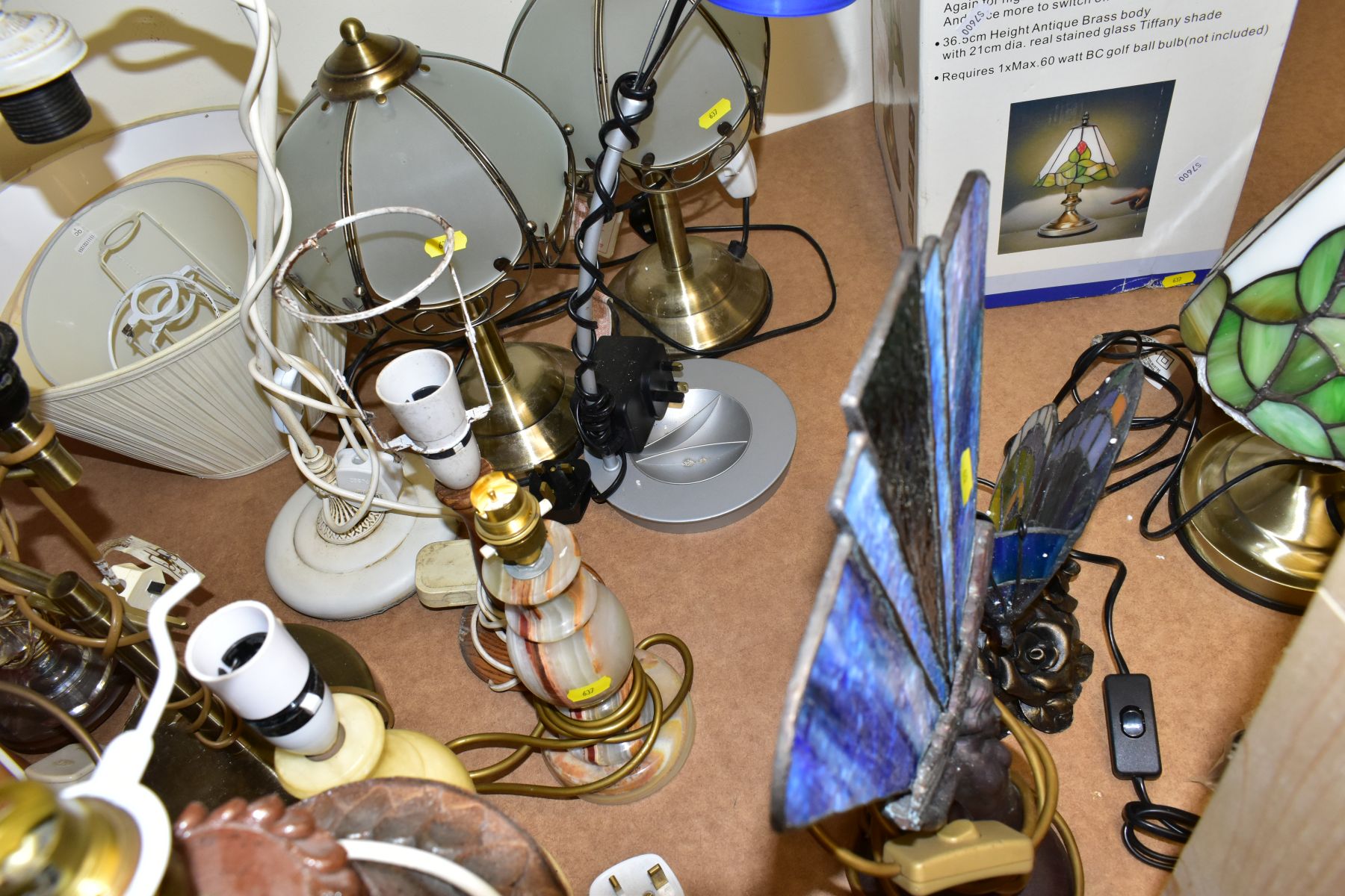 TWENTY ONE TABLE AND DESK LAMPS ETC, to include a boxed Tiffany touch lamp, art deco style butterfly - Image 7 of 10