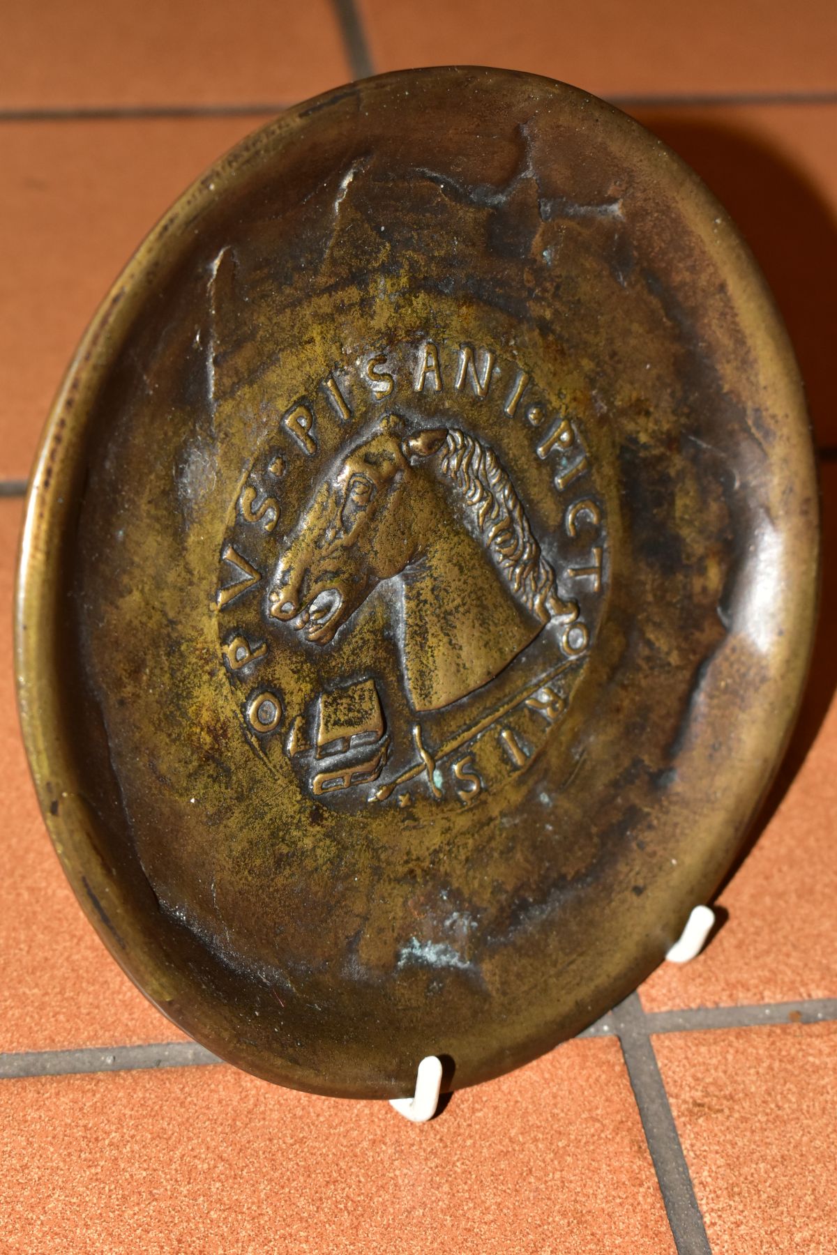 A MODERN BRONZE PLATE, after Pisanello/Pisano, the central motif depicting a horse's head, books and - Image 3 of 5