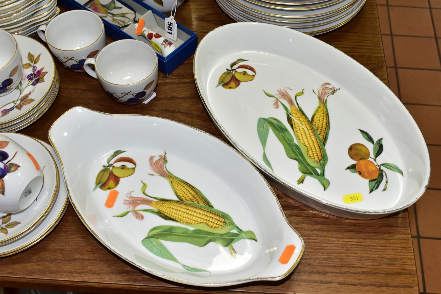 AN EIGHTY SIX PIECE ROYAL WORCESTER EVESHAM DINNER SERVICE ETC, comprising a boxed cake plate, a - Image 4 of 11