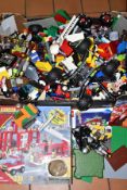 A QUANTITY OF ASSORTED LOOSE LEGO AND OTHER SIMILAR CONSTRUCTIONAL TOYS