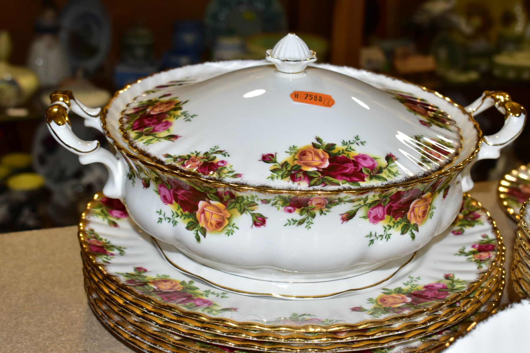 A FIFTY PIECE ROYAL ALBERT OLD COUNTRY ROSES DINNER SERVICE, comprising a teapot, a sugar bowl, a - Image 8 of 12