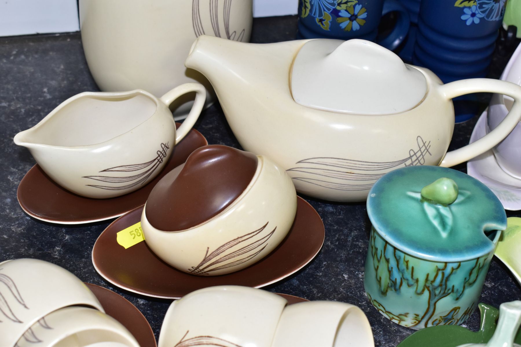 A GROUP OF CARLTON WARE CERAMICS, to include a seventeen piece tea set in Windswept pattern ( - Image 15 of 15