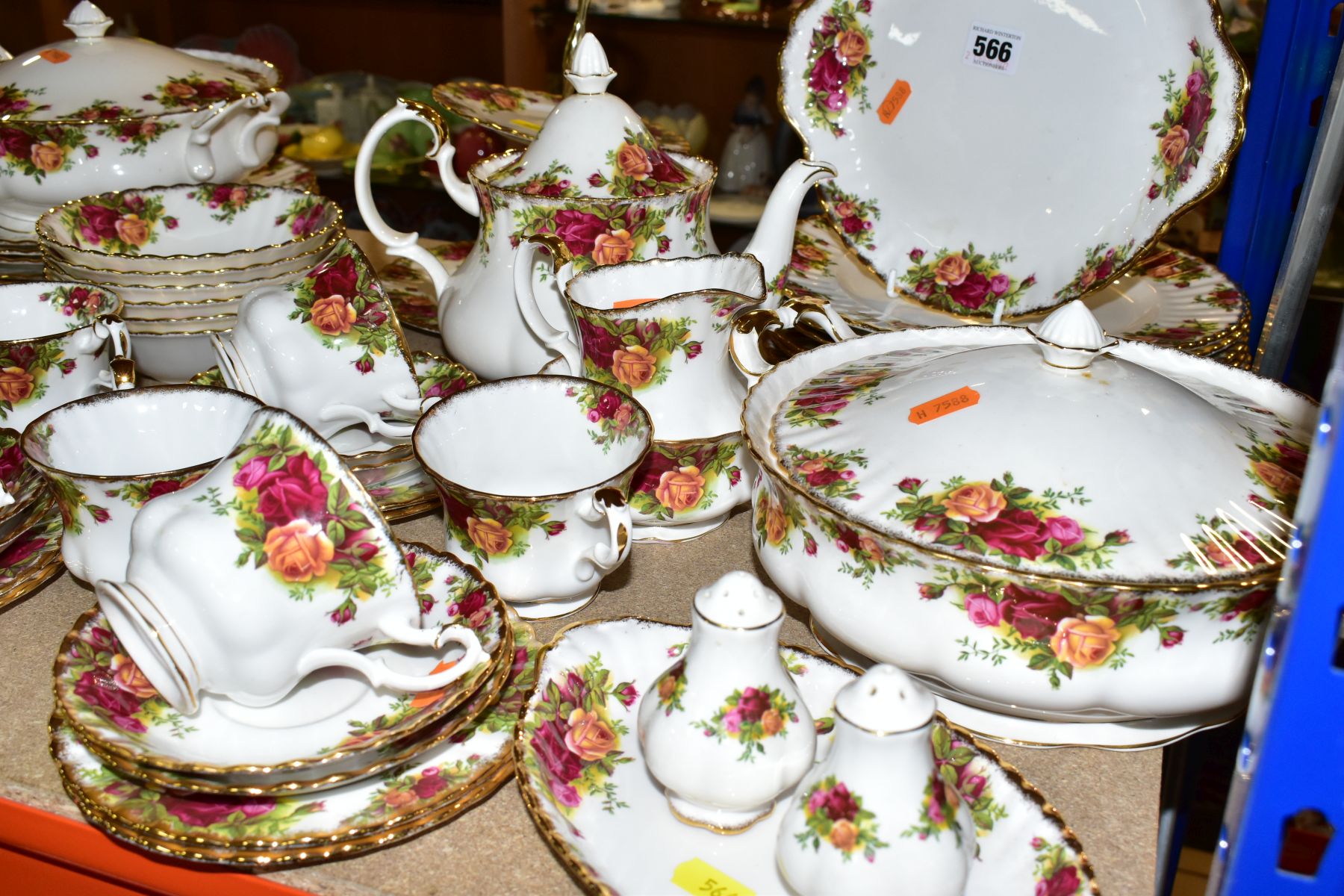 A FIFTY PIECE ROYAL ALBERT OLD COUNTRY ROSES DINNER SERVICE, comprising a teapot, a sugar bowl, a - Image 5 of 12