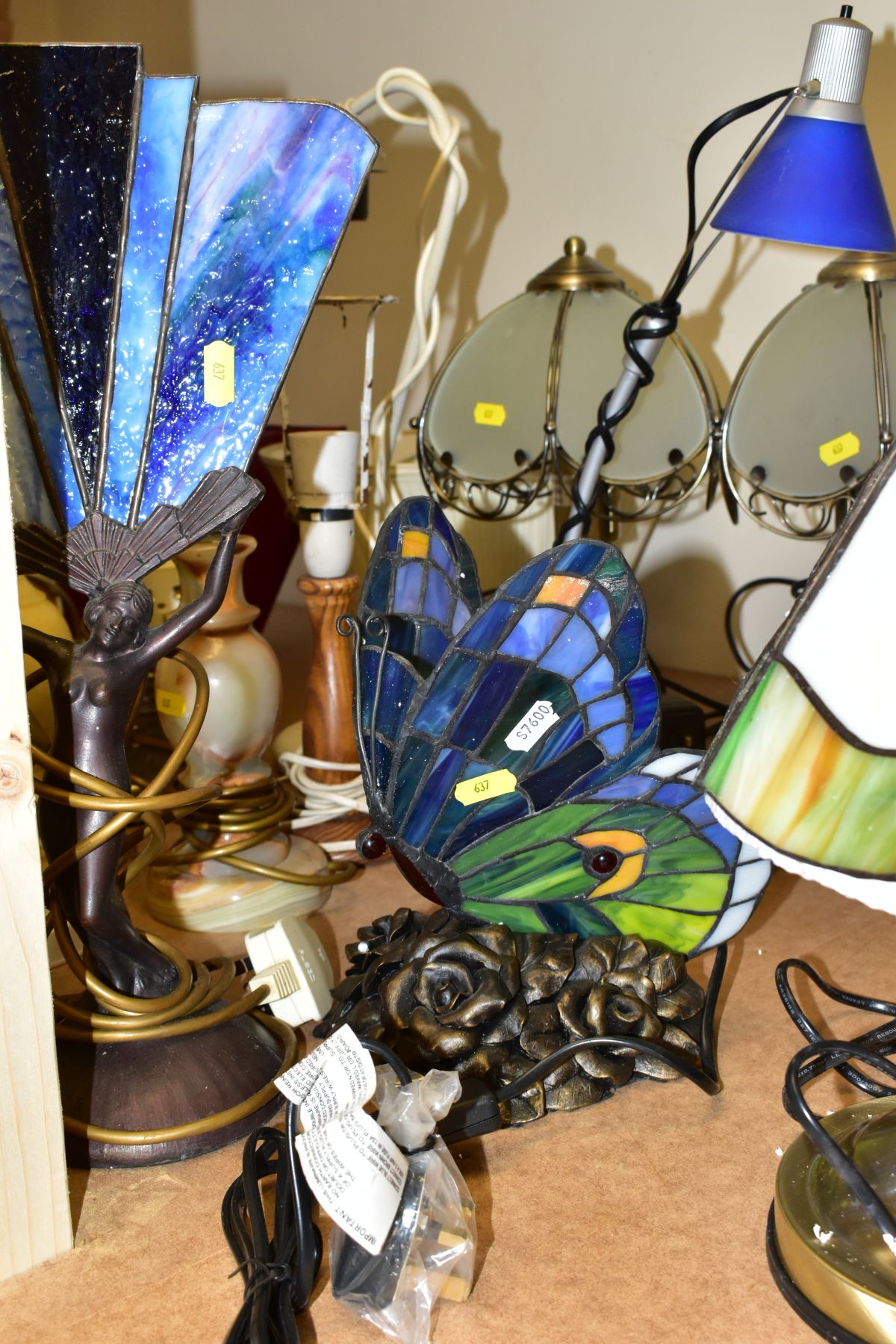 TWENTY ONE TABLE AND DESK LAMPS ETC, to include a boxed Tiffany touch lamp, art deco style butterfly - Image 9 of 10