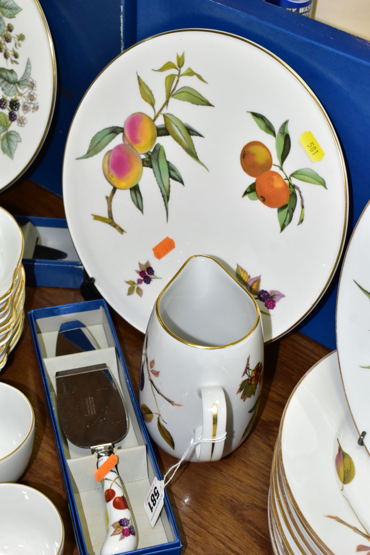 AN EIGHTY SIX PIECE ROYAL WORCESTER EVESHAM DINNER SERVICE ETC, comprising a boxed cake plate, a - Image 6 of 11