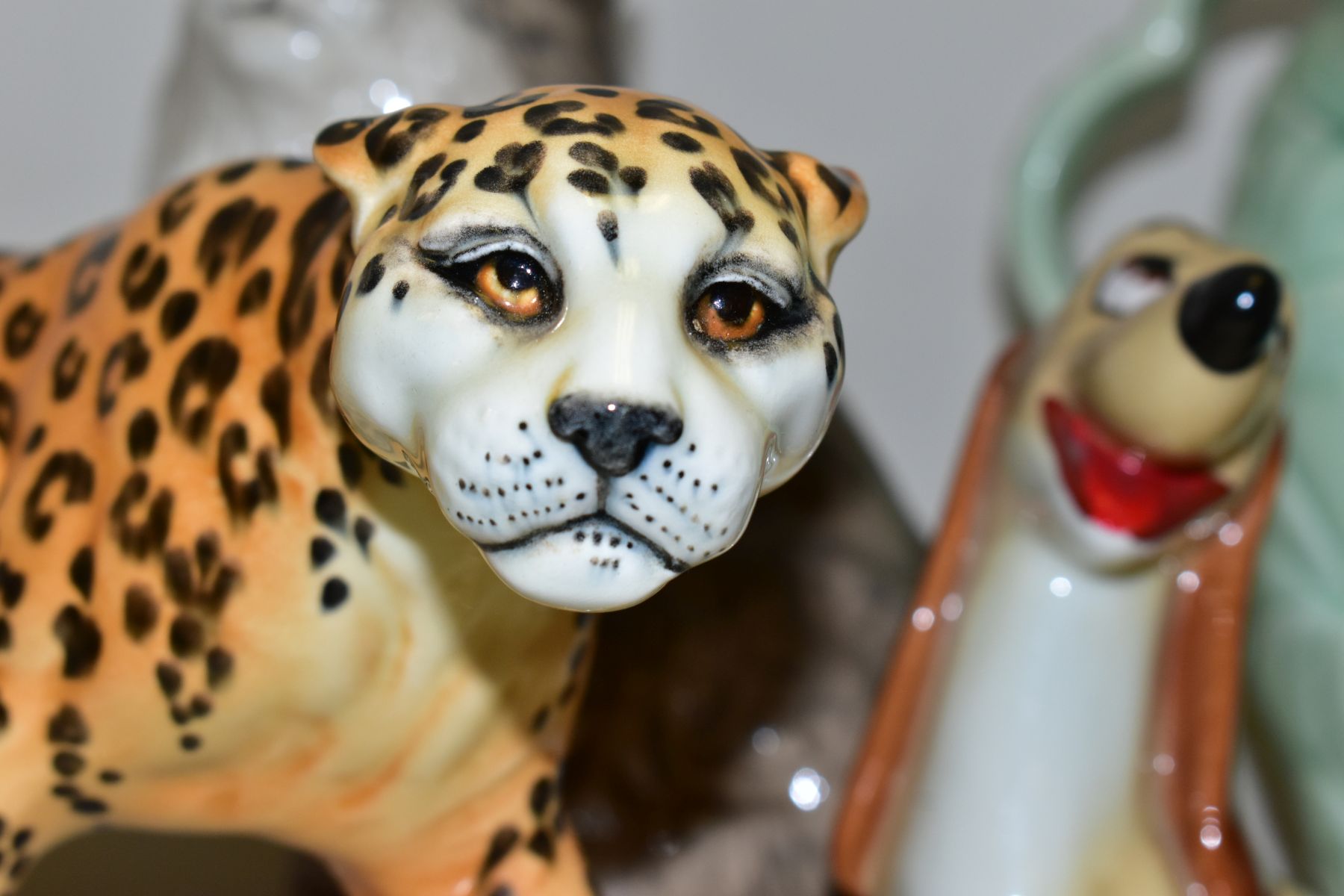 A GROUP OF CERAMIC ORNAMENTS, eight pieces comprising a Beswick Leopard no 1082, height 12cm, a - Image 8 of 10