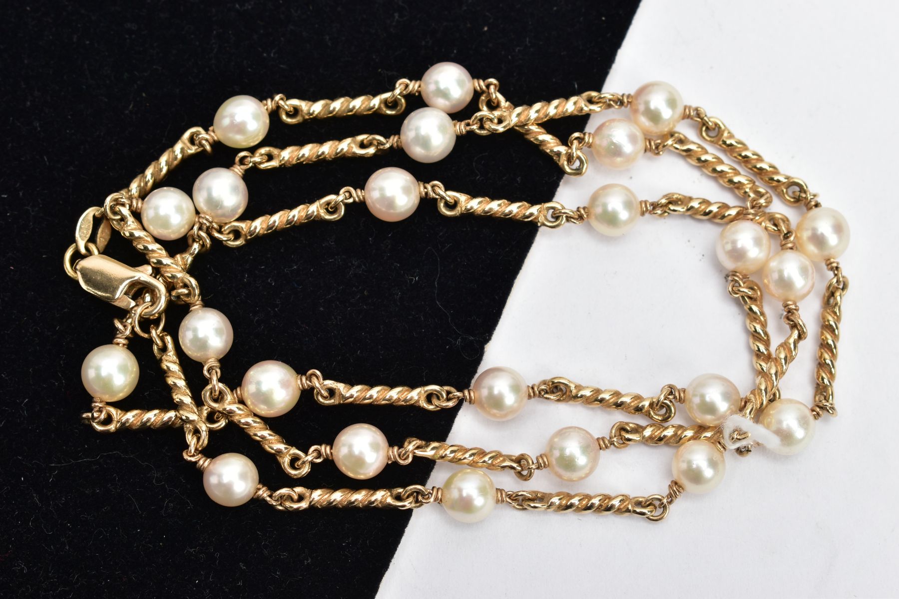 A 9CT GOLD CULTURED PEARL NECKLACE, twenty three white cultured pearls, each pearl approximately