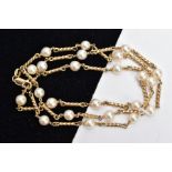 A 9CT GOLD CULTURED PEARL NECKLACE, twenty three white cultured pearls, each pearl approximately