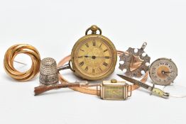 AN ASSORTMENT OF JEWELLERY ITEMS, to include a silver fob pendant with a gold coloured vacant shield