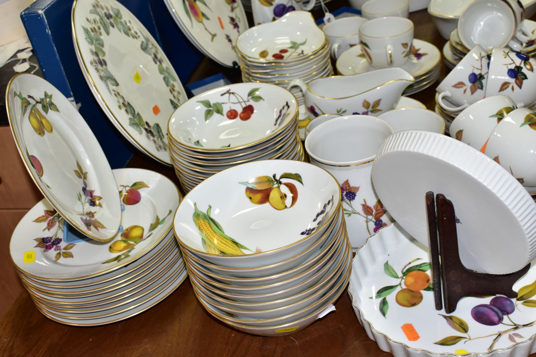 AN EIGHTY SIX PIECE ROYAL WORCESTER EVESHAM DINNER SERVICE ETC, comprising a boxed cake plate, a - Image 10 of 11