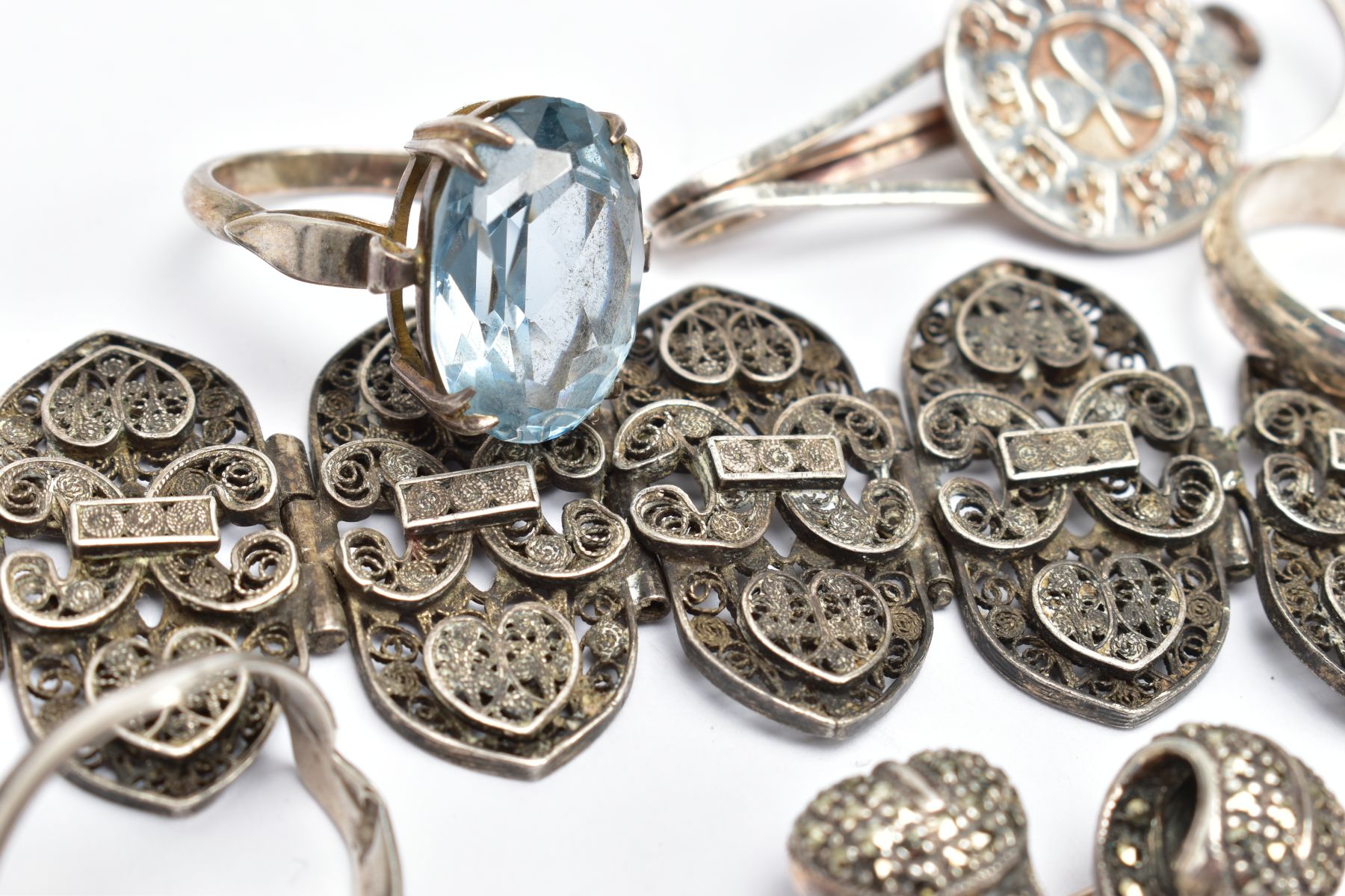 AN ASSORTMENT OF SILVER AND WHITE METAL JEWELLERY, to include a silver ingot pendant, hallmarked - Image 3 of 4