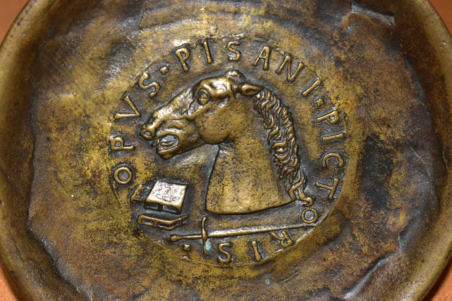 A MODERN BRONZE PLATE, after Pisanello/Pisano, the central motif depicting a horse's head, books and - Image 2 of 5