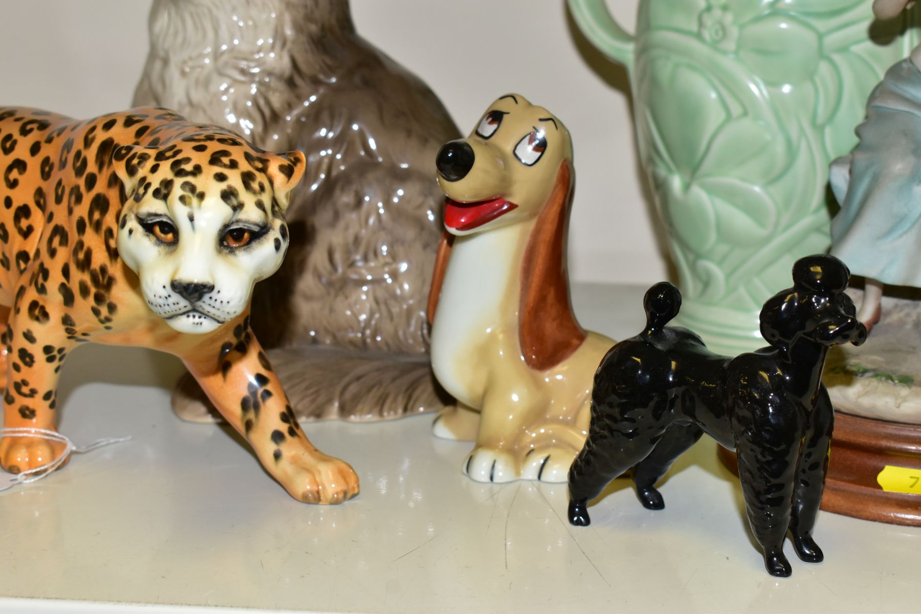 A GROUP OF CERAMIC ORNAMENTS, eight pieces comprising a Beswick Leopard no 1082, height 12cm, a - Image 2 of 10