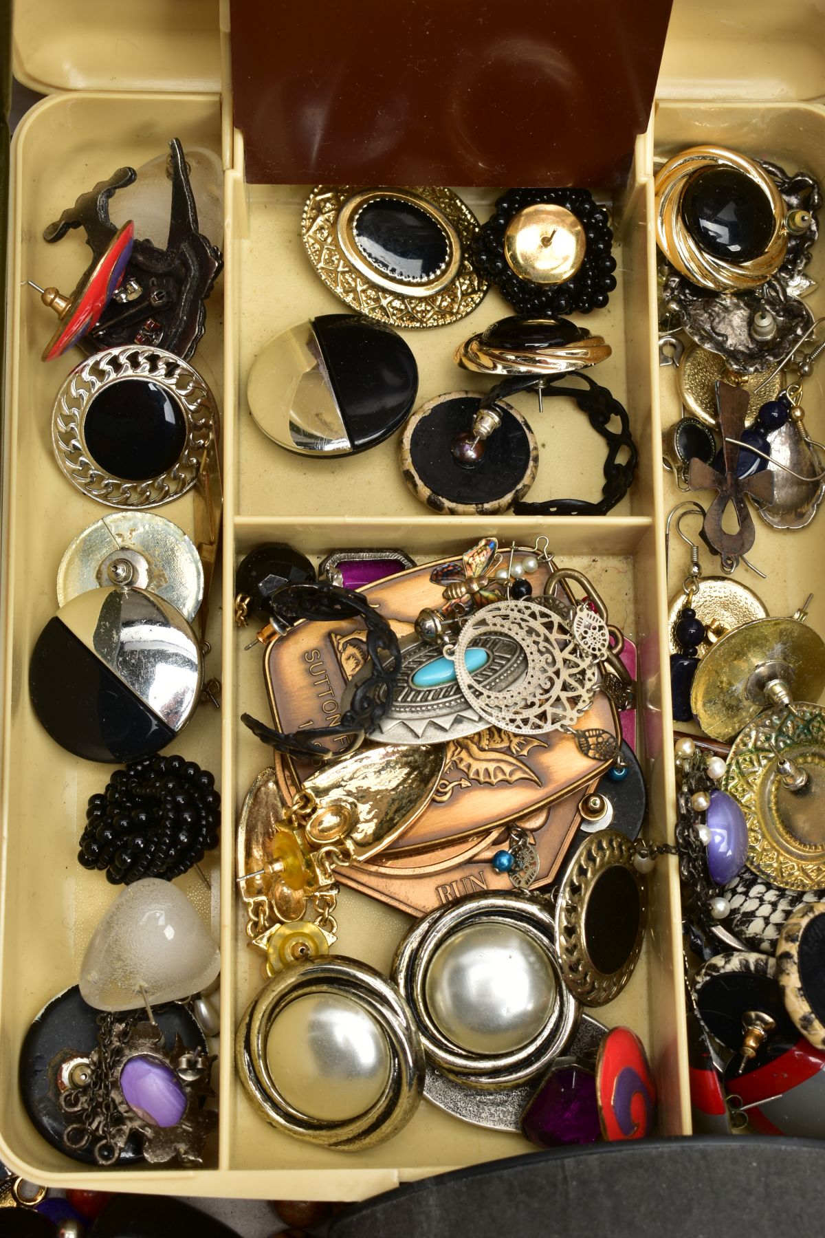 AN ASSORTMENT OF JEWELLERY AND OTHER ITEMS, to include a selection of white metal brooches, a banded - Image 5 of 9