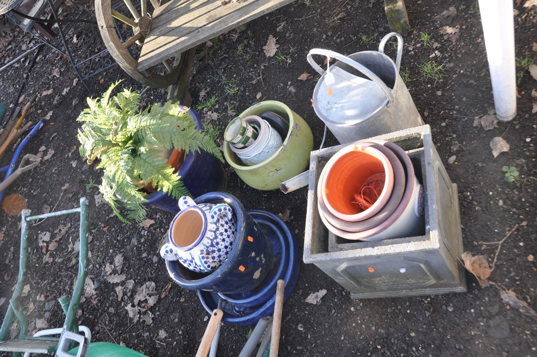 A VINTAGE GALVANISED WATERING CAN and seventeen plant pots including two square composite pots