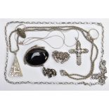 AN ASSORTMENT OF SILVER AND WHITE METAL JEWELLERY, to include a triangular pendant with foliage