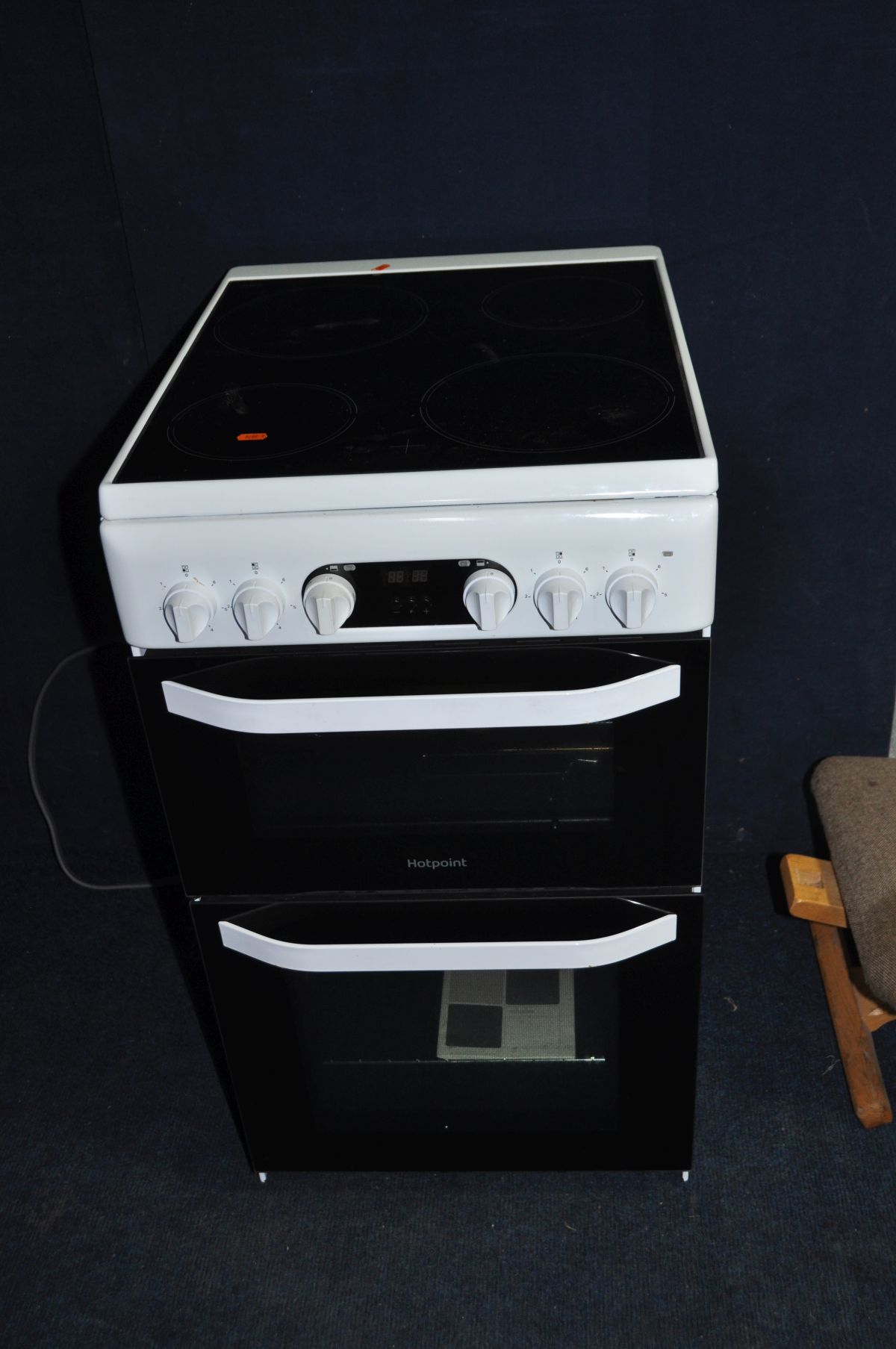 A HOTPOINT HD5V93CCW/UK ELECTRIC COOKER with ceramic four ring hob, grill and oven (condition:- very