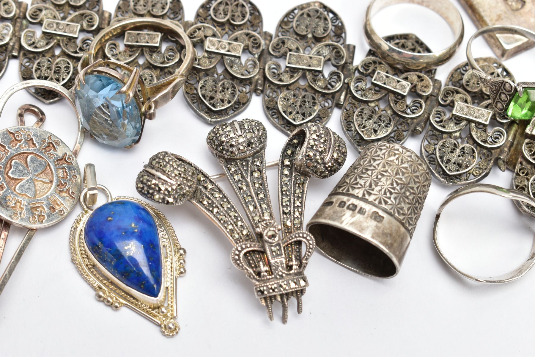 AN ASSORTMENT OF SILVER AND WHITE METAL JEWELLERY, to include a silver ingot pendant, hallmarked - Image 4 of 4