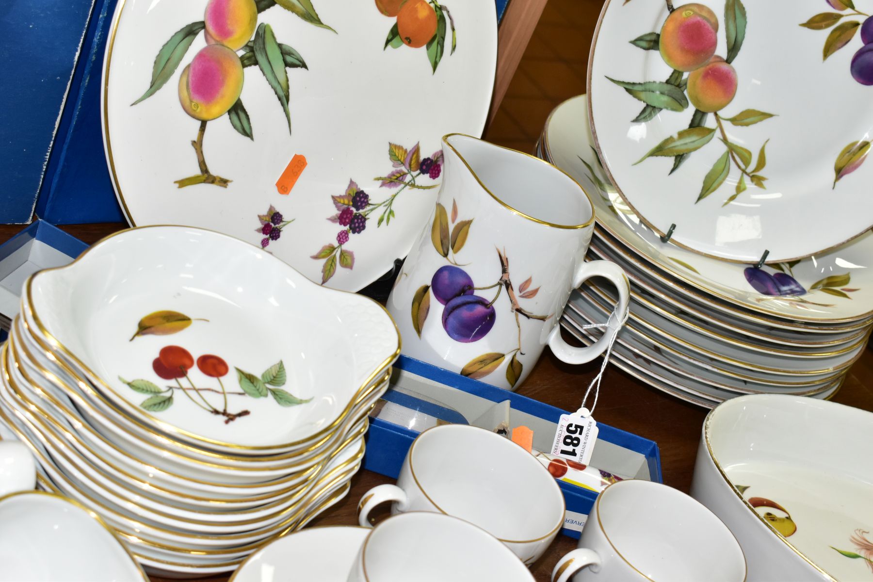 AN EIGHTY SIX PIECE ROYAL WORCESTER EVESHAM DINNER SERVICE ETC, comprising a boxed cake plate, a - Image 9 of 11