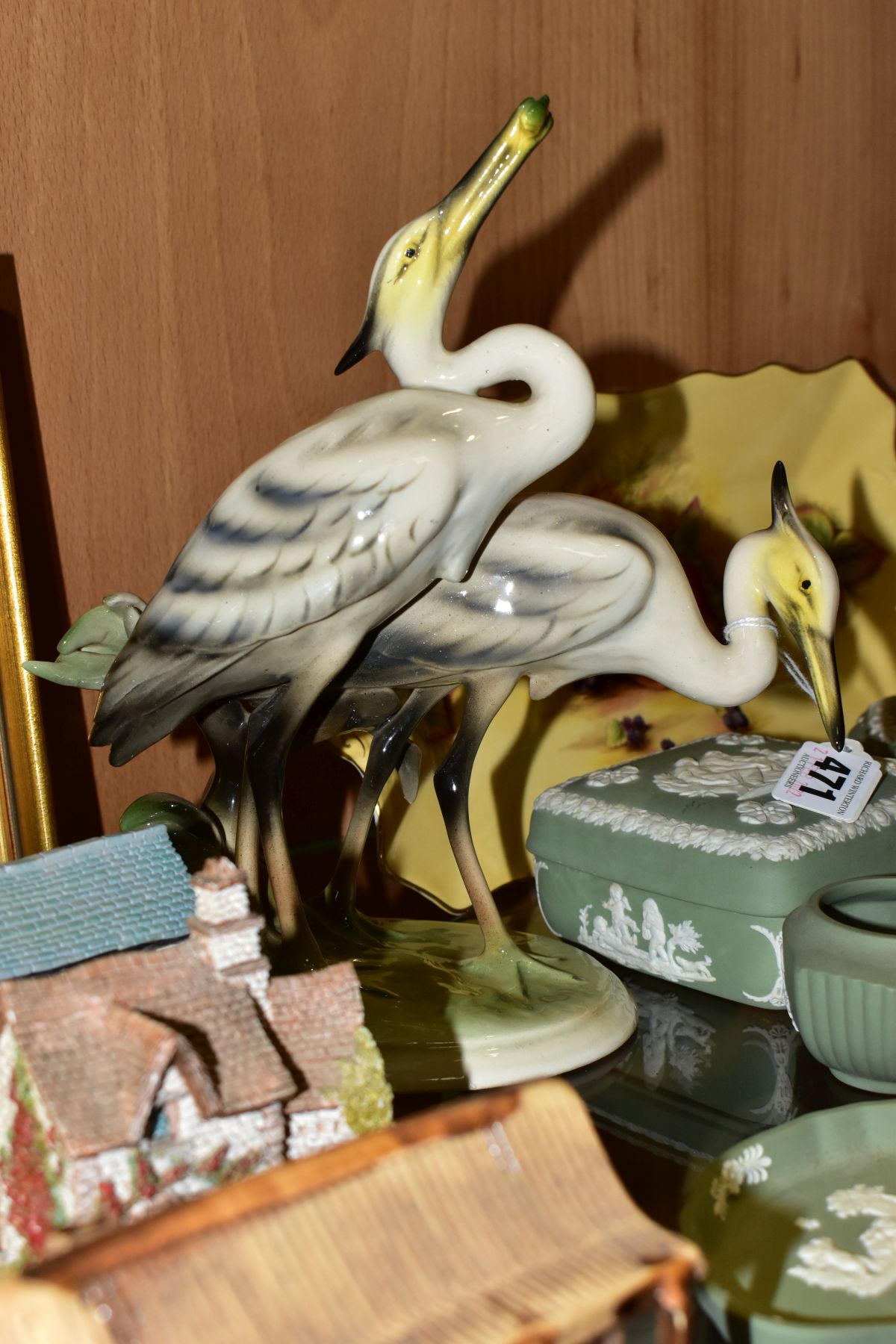 A GROUP OF ASSORTED CERAMICS TO INCLUDE A KERAMOS AUSTRIA FIGURE GROUP OF TWO HERONS, HEIGHT 23CM, - Image 17 of 17