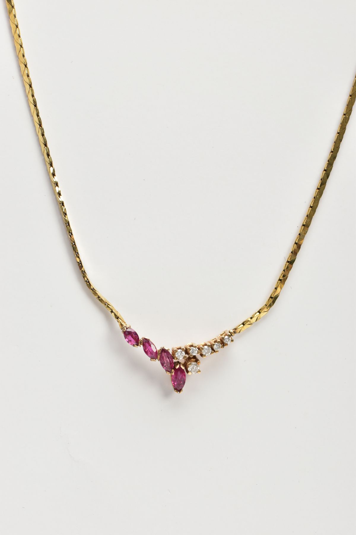 A RUBY AND DIAMOND COLLAR NECKLACE, a yellow metal flat link chain leading onto four graduating - Image 3 of 5