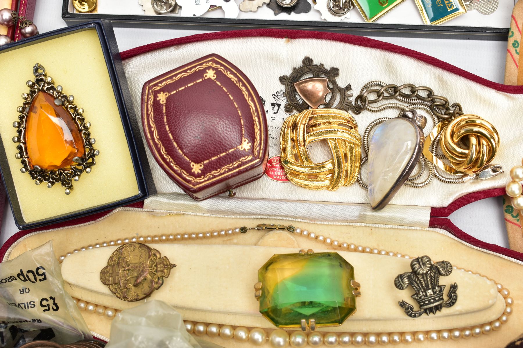 A BOX OF ASSORTED SILVER AND COSTUME JEWELLERY, to include a hinged silver bangle with floral - Image 6 of 7