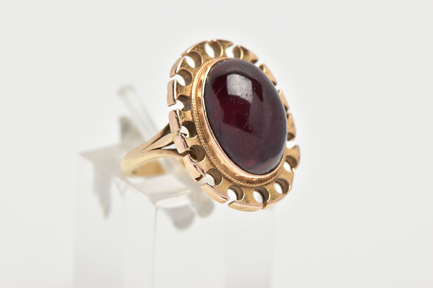 A YELLOW METAL GARNET RING, of an oval form set with an oval garnet cabochon, bezel set with a - Image 4 of 4