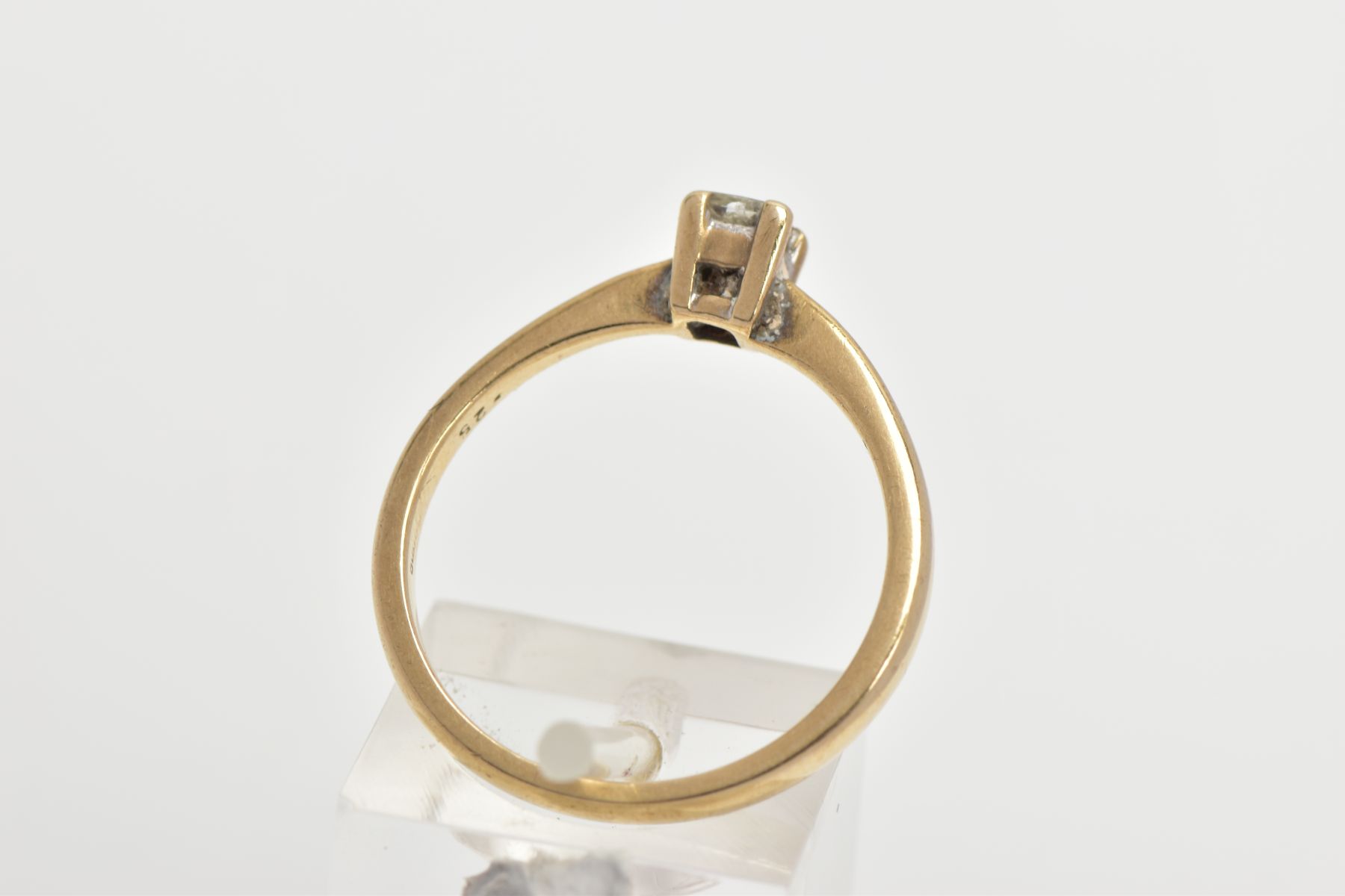 A YELLOW METAL SINGLE STONE DIAMOND RING, four claw set princess cut diamond, stamped diamond weight - Image 3 of 4