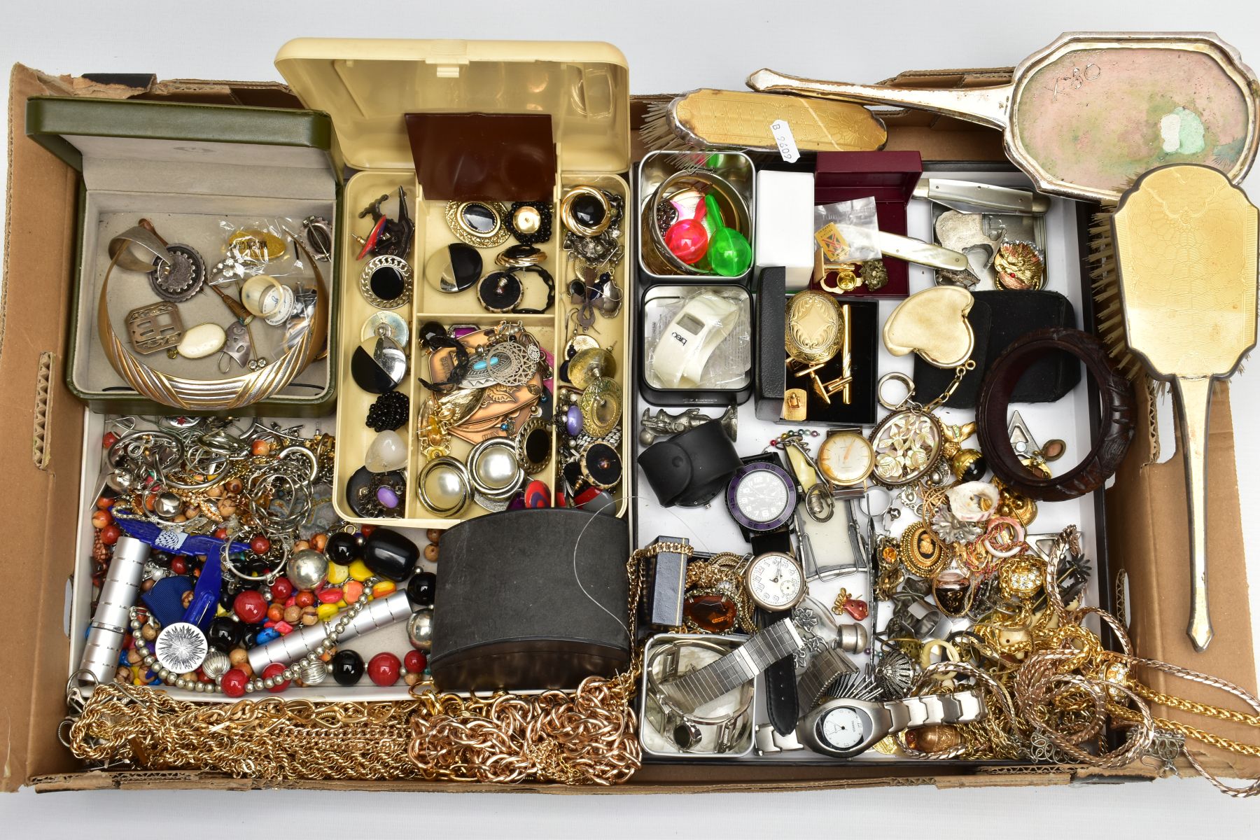 AN ASSORTMENT OF JEWELLERY AND OTHER ITEMS, to include a selection of white metal brooches, a banded