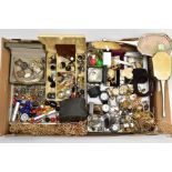 AN ASSORTMENT OF JEWELLERY AND OTHER ITEMS, to include a selection of white metal brooches, a banded