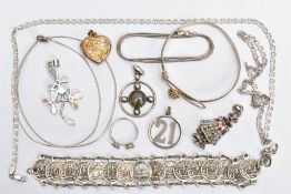 AN ASSORTMENT WHITE METAL JEWELLERY, to include a mariner chain, approximate length 620mm, a clown