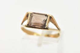 A SMOKEY QUARTZ DRESS RING, rectangular cut Smokey quartz stone, set in a yellow metal bezel