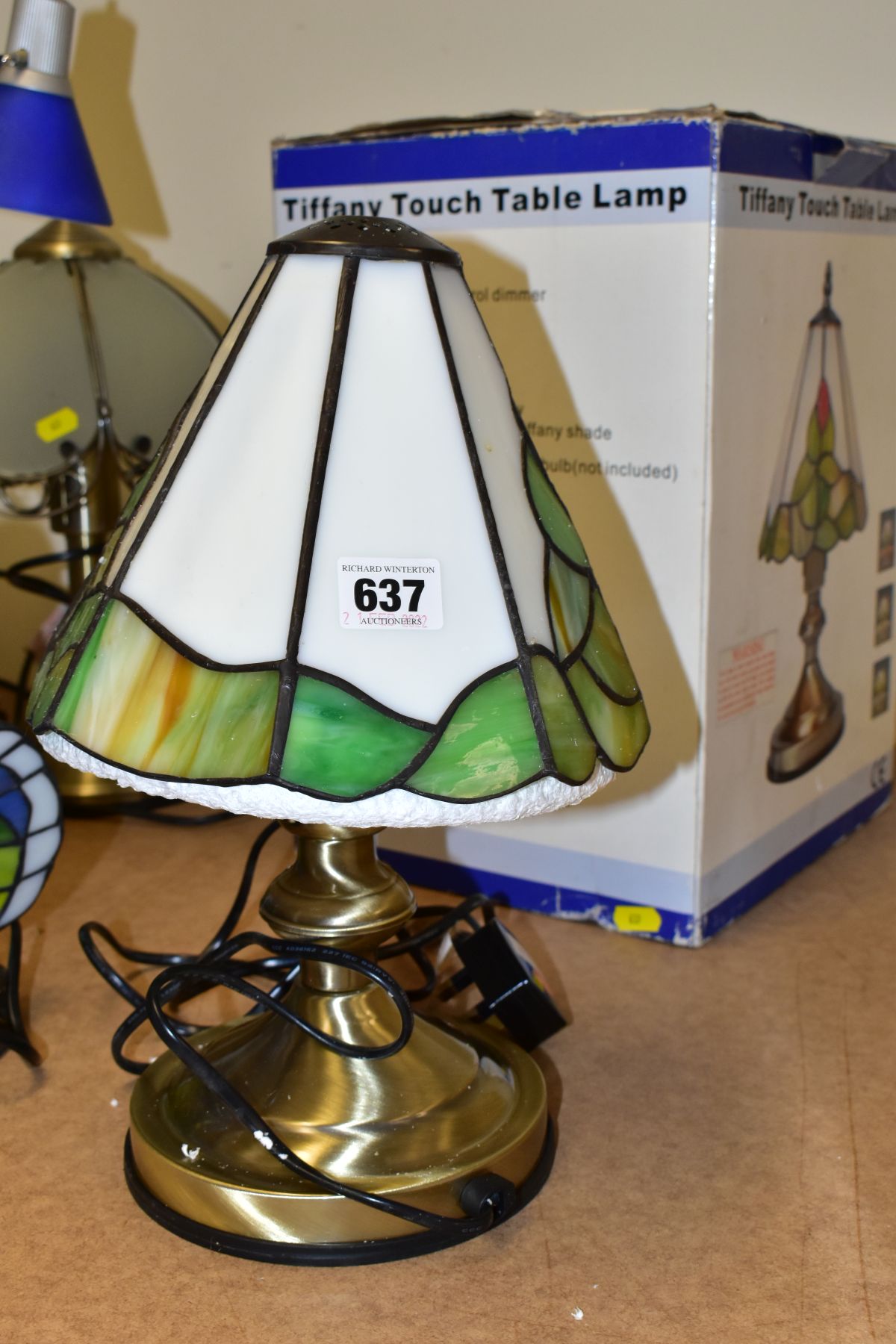 TWENTY ONE TABLE AND DESK LAMPS ETC, to include a boxed Tiffany touch lamp, art deco style butterfly - Image 8 of 10